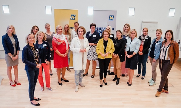 Gruppenfoto mit Landesrätin Christiane Teschl-Hofmeister der Mentees und einiger Mentorinnen bei der Auftaktveranstaltung des Politik-Mentoring-Programmes 2021/2022 des Landes NÖ im Ostarichisaal im NÖ Landhaus