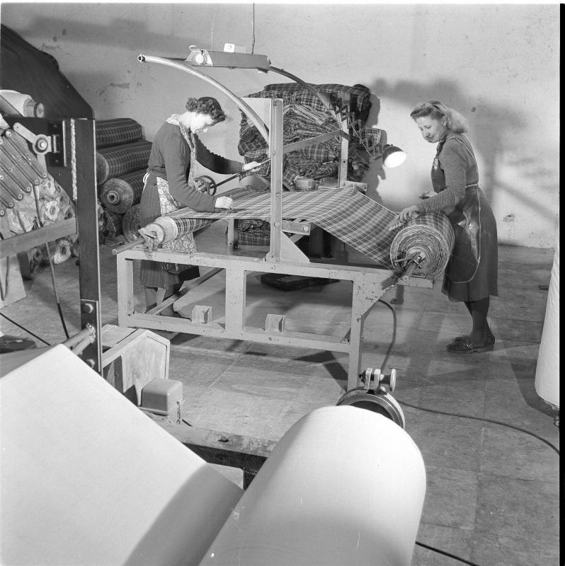 Zwei Frauen bei der Arbeit in einer Gummifabrik um 1955