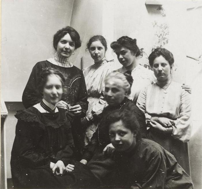 Tina Blau im Kreise ihrer Schülerinnen 1903