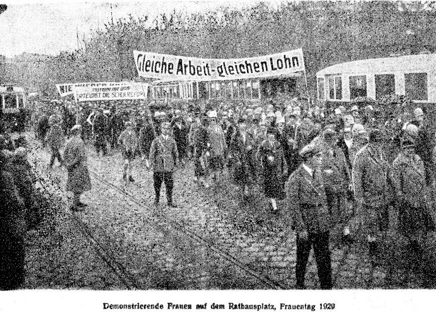 Demonstrierende Frauen auf dem Rathausplatz, Frauentag 1929