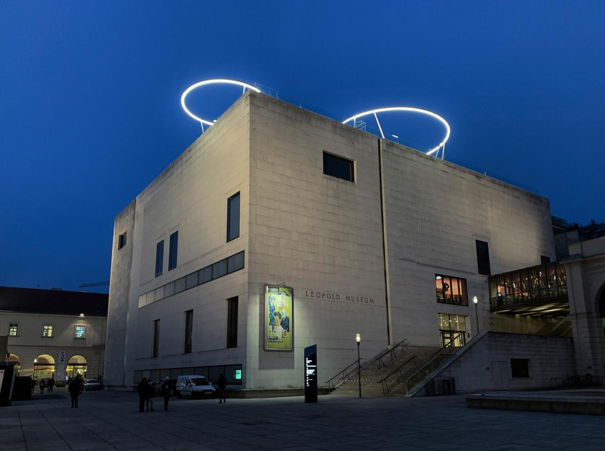 Brigitte Kowanz: Lichtkreise-Libelle, Museumsquartier Wien 2011/2020