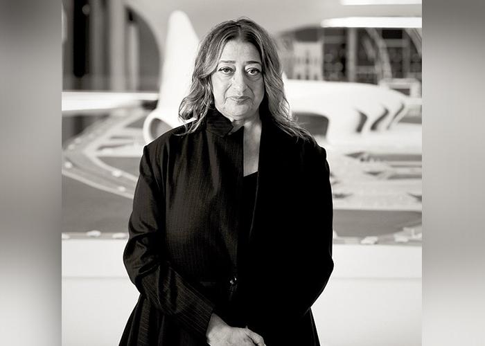 Zaha Hadid vor dem Heydar Aliyev Cultural center in Baku