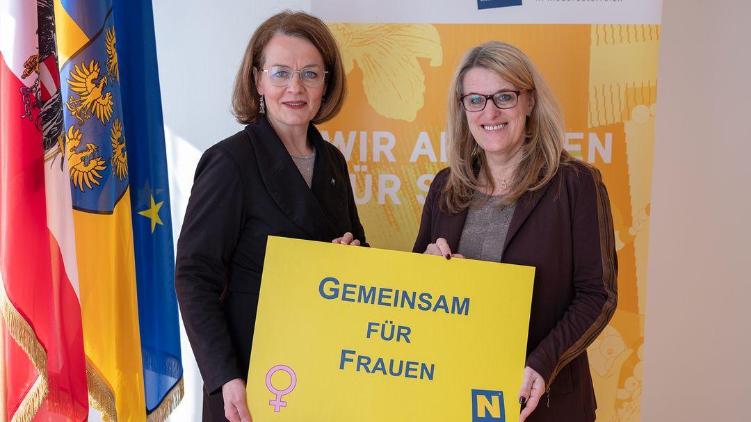 Christiane Teschl-Hofmeister und Ulrike Königsberger-Ludwig informieren.