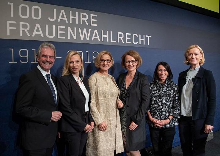 Prominenz bei der Festveranstaltung zu 100 Jahren Frauenwahlrecht in NÖ