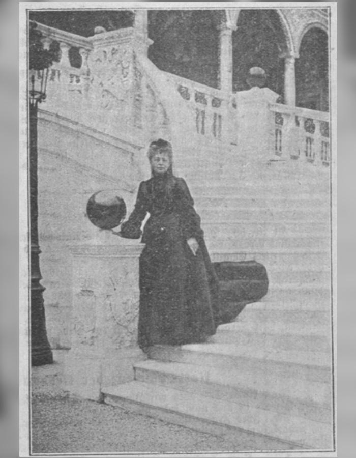 Bertha von Suttner vor dem Schlosse von Monaco
