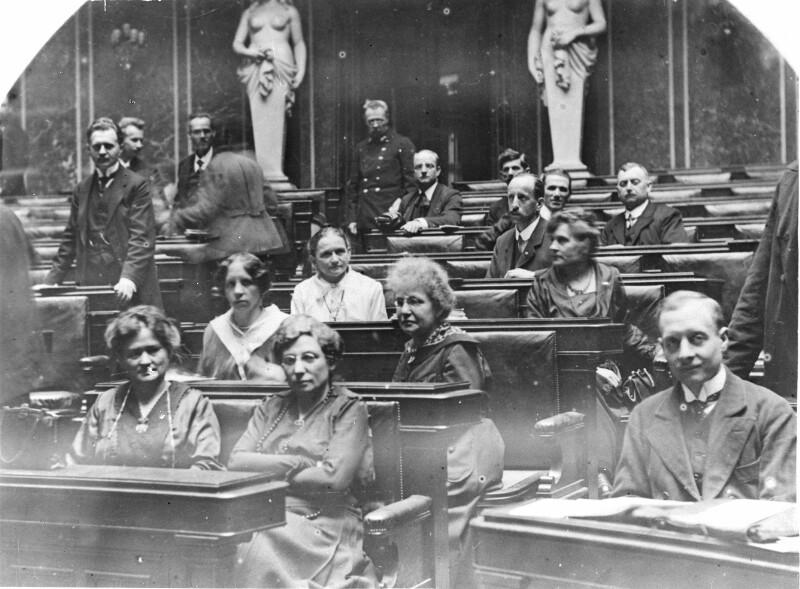 Frauen bei der ersten Sitzung des Parlaments