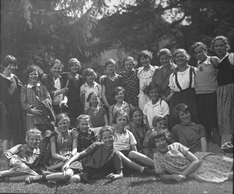 Mädchen auf Schulausflug um 1930