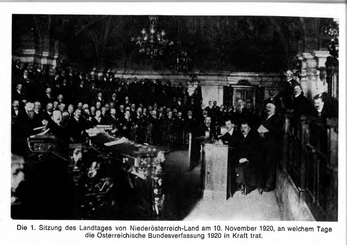 1. Sitzung des NÖ Landtages 10.11.1920 mit zwei weiblichen Abgeordneten in der 1. Reihe Mitte, Hermann Riepl, 50 Jahre Landtag von Niederösterreich, Band 1 Frauen, 1. Reihe Mitte erste sitzung NÖ landtag