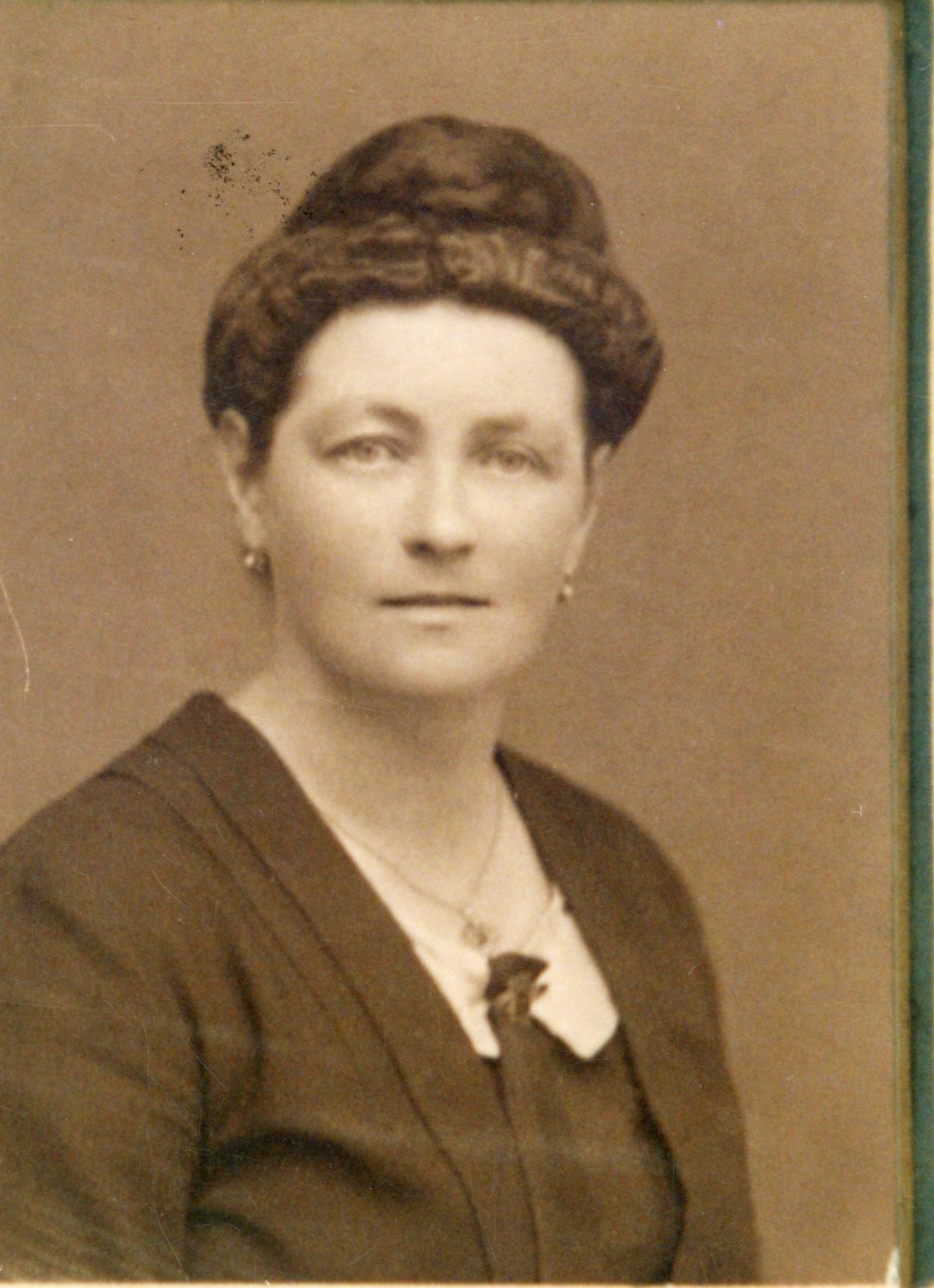 Pauline Hautz 1921; Stadtarchiv Wiener Neustadt Schwarzweiss Portraitfoto von Pauline Hautz 1921, Stadtarchiv.